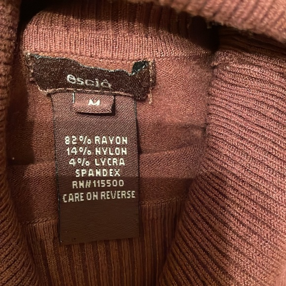 Boutique turtleneck lightweight sweater, barely worn but very comfortable - Picture 3 of 4